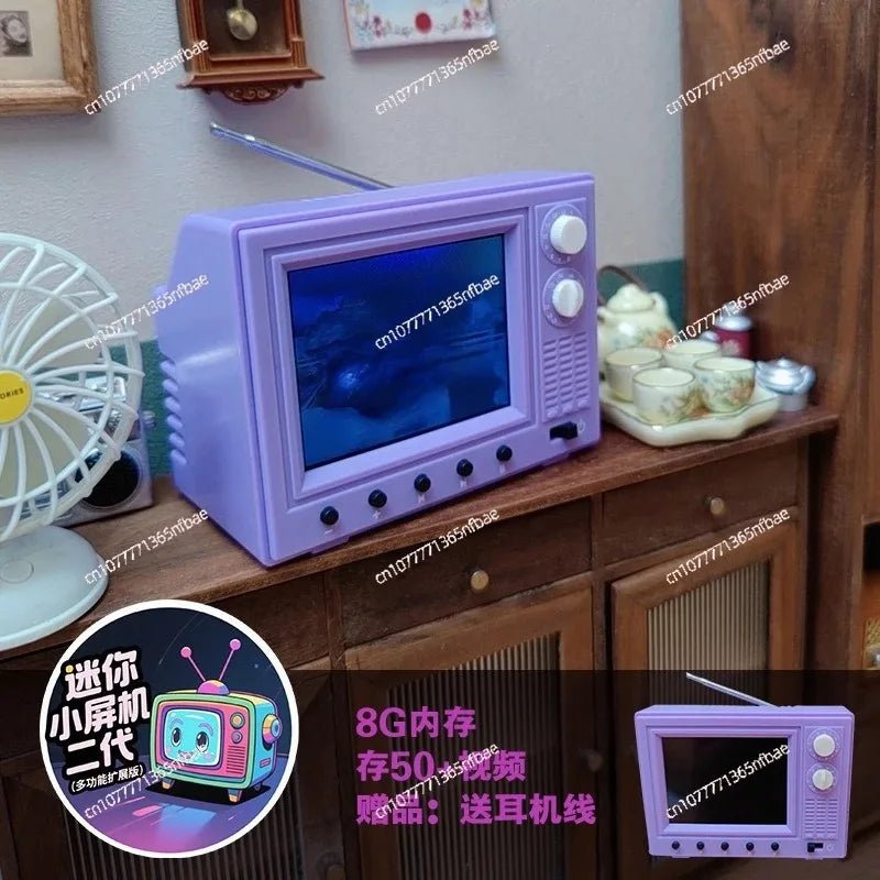 Mini TV retrô esen-cia de 2,4 polegadas com tela pequena, funcionando, portátil, com suporte para inserir U Dispositivo em cena miniature.