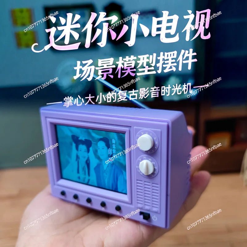 Mini TV retro da esen-cia de 2,4 polegadas, portátil, com tela pequena e suporte para inserção de U Disk, em cena decorativa.