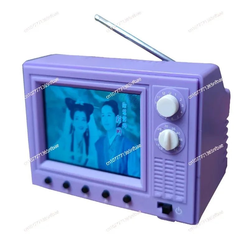 Mini TV retro esen-cia de 2,4 polegadas, portátil, com tela pequena, suporte para U Disck, exibindo cena em miniatura.