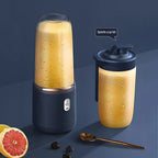 Garrafa de blender portátil elétrico esen-cia com 6 lâminas para sucos, smoothies, gelo e alimentos, vista de frente.