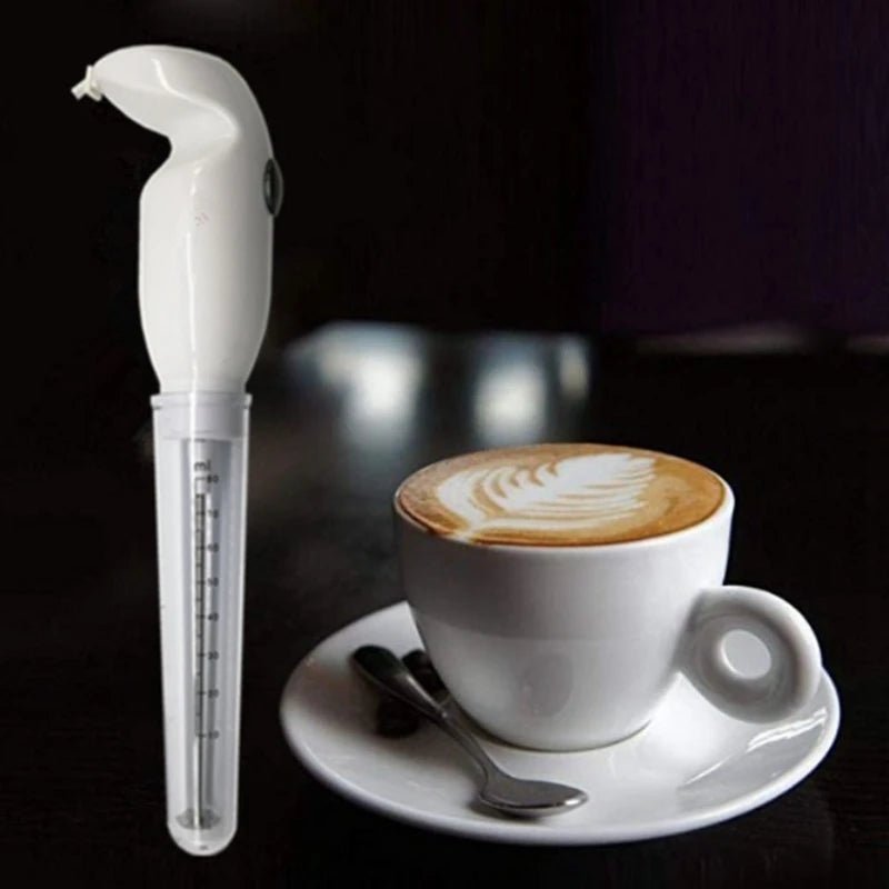 Batedeira elétrica portátil esen-cia para leite, café e cozinha, com plugue EU, em uso na cozinha com acessórios visíveis