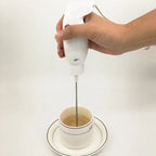 Liquidificador de mão elétrico portátil esen-cia para milkshake, café e cozinha, com plug europeu, em uso na cozinha.