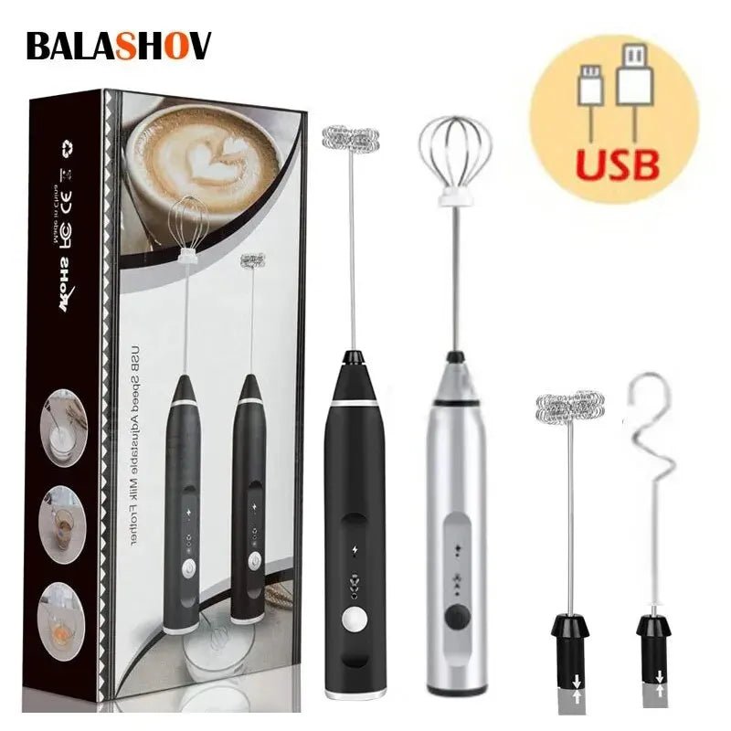 Batedor elétrico portátil Esen-cia com design compacto, mostra o dispositivo em uso com líquidos e acessórios de cozinha.